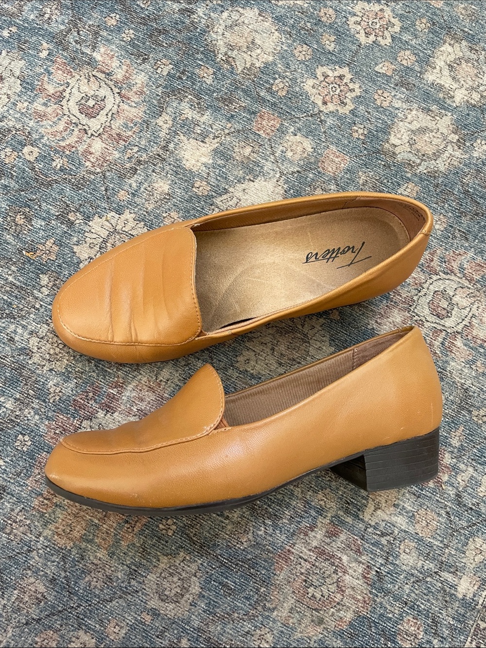 Trotters 6.5WW Women's Caramel Leather Loafers